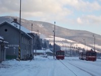 Železniční stanice Tisovec a v pozadí hora Tŕstie. 