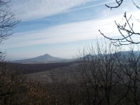 Pohled z vrcholu Lhoty na Lovoš a Ovčín.