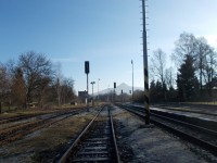 Mimoňské nádraží a v pozadí Ralsko.