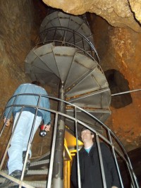 Točité schodiště komínem sloužící jako vstup do svrchního patra jeskyní.  