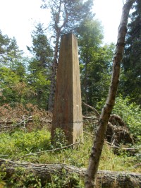 Vrcholový obelisk na hoře Tŕstie. 