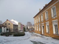 Pohled od kostela, vpravo třebívlická Základní škola.