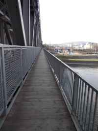 Lávka pro pěší na železničním mostě.