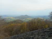 Lovoš a v popředí Hrušovský vrch. 