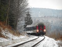 Vlak se blíží k zastávce Kryštofovo údolí.
