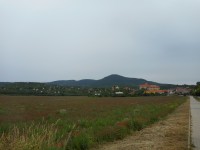 Žitenice a nad nimi Dlouhý vrch (vlevo v pozadí) a Křížová hora. 