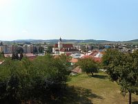 Pohled k městu na Klášter Františkánů s kostelem Nanebevzetí Panny Marie.
