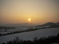 Západ slunce nad Ostrým a Lipskou horou.