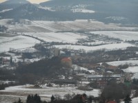 Věž hradu Skalka a zámek ve Vlastislavi.