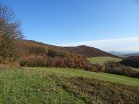 Zleva Velký kámen, čili Skalka a Hrušovský vrch s Radobýlem.