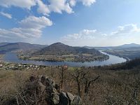 Úchvatný výhled na labskou podkovu a oba Deblíky z vyhlídky Mlynářův kámen (kříž).