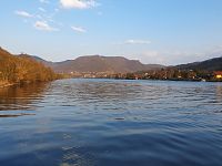 A dorazil jsem úplně dolů, k samotné malebné řece Labe- pohled po proudu směr Ústí nad Labem a dominantní vrch Lenoch.