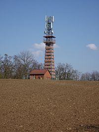 Radejčínská rozhledna pohledem od západu, z cesty od železniční zastávky.