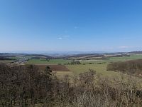 Pohled z rozhledny k západu, na hřbet Krušných hor.