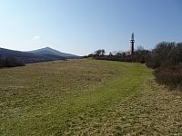 Radejčínská rozhledna a hora Kletečná.