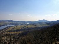 Pohled z Doerellovy vyhlídky k jihu, s dominantním vrchem Lovoš.