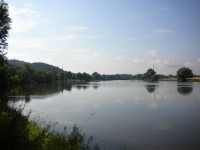 Pohled na řeku Labe z Velkožernoseckého břehu Labe.