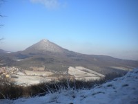 Pohled z východního svahu vrchu Ostrý (4.2.2012).