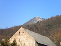 Pohled na vrchol Milešovky i z meteorologickou stanicí ze vsi Milešov (4.2.2012).