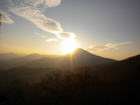 Zapadající sluníčko za Milešovku z Velkého Kamene, místními zvaný Skalka (5.3.2011).