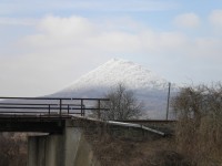 Ojínělá Milešovka pohledem od železničního mostu nad obcí Velemín (21.2.2011).