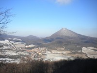 ....z východního svahu vrchu Ostrý (4.2.2012).