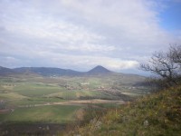 Pohled z jižního svahu vrchu Lovoš (22.4.2012).