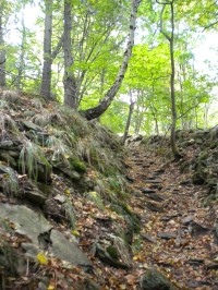 Kamenitá cesta pod vrcholem Milešovky. 