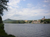 Pohled od Tyršova mostu na Litoměřice a vrch Radobýl.