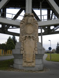 Zdobení pilíře mostu.