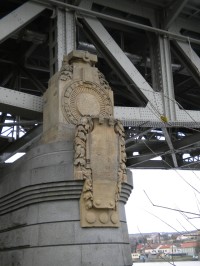 Zdobení pilířů mostu.