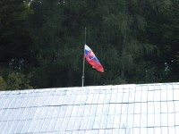 Státní vlajka Slovenska na střeše chaty.