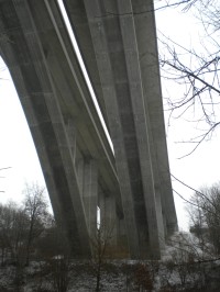 Pohled ze spoda na dálniční most.