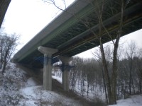 malý dalniční most přes údolí.
