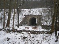 V popředí náhon k Opárenskému mlýnu a v pozadí tunel pod tratí.