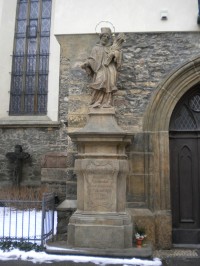 Socha svatého Jana Nepomuckého u vchodu do kostela.