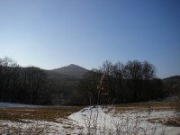 Hora Kletečná z polní cesty do Dobkoviček.