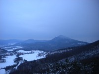 Pohledy z Velkého Kamene (Skalky). Milešovka a Milešovský kloc (Pařez).