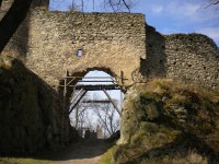 Vstupní brána hradu Sukoslav.