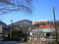 Milešovský zámek a vrch Milešovský Kloc (foceno dne 4.2.2012).