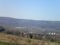 Krušné hory a část Teplic i z fotbalovým stadiónem na Stínadlech, foceno z podobného místa, jako předchozí snímky, od křižovatky u obce Kladruby dne 8.4.2011.