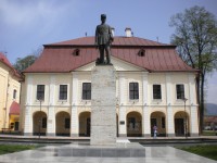Horehronské muzeum a socha M.R.Štefánika.