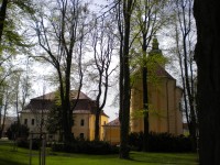 Kostel Nanebevzetí Pany Marie a Horehronské muzeum odzadu.