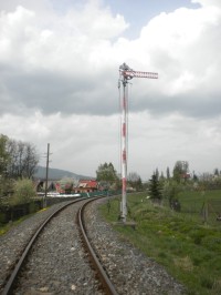 Vjezdové mechanické návěstidlo (od Tisovce) do žst. Pohronská Polhora. Od roku 2015 žel již minulostí. 