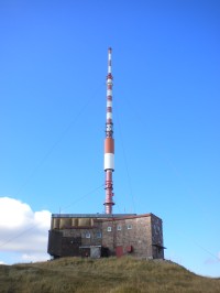 Vysílač ze stanicí na vrcholu Kraľovej hoľi.