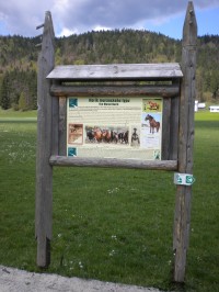 Informační panel nedaleko chovné stanice.