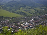 Pohled na město Tisovec z hlavní vyhlídky na Hradové.