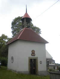Pěkná kaplička zasvěcená svatému Floriánovi v osadě Rytířov.