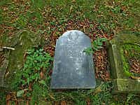 Jen tohle zbylo ze zaniklé obce Újezd - jeden z náhrobků na hřbitově