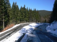 Obvyklý obrázek ze stoupání na Demänovou - část silnice vyhřívá sluníčko a hned vedlejší část je pokrytá ledem  